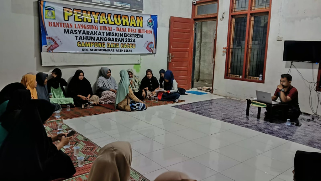 Rapat terkait anggaran dana desa bersama kader posyandu dan anggota PKK